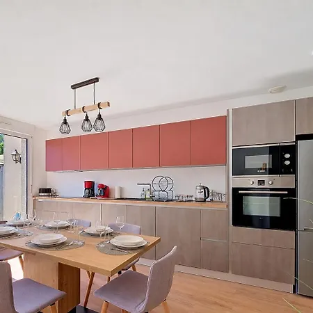 Maison Avec Jardin Et Commerces A Pied *